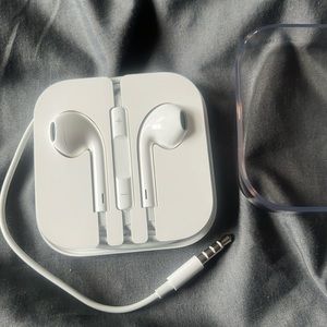 White Apple EarPods Headphones wired